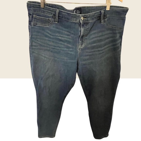 GAP Medium Wash Skinny Jegging Style Jeans Size 20/35 - Picture 1 of 3